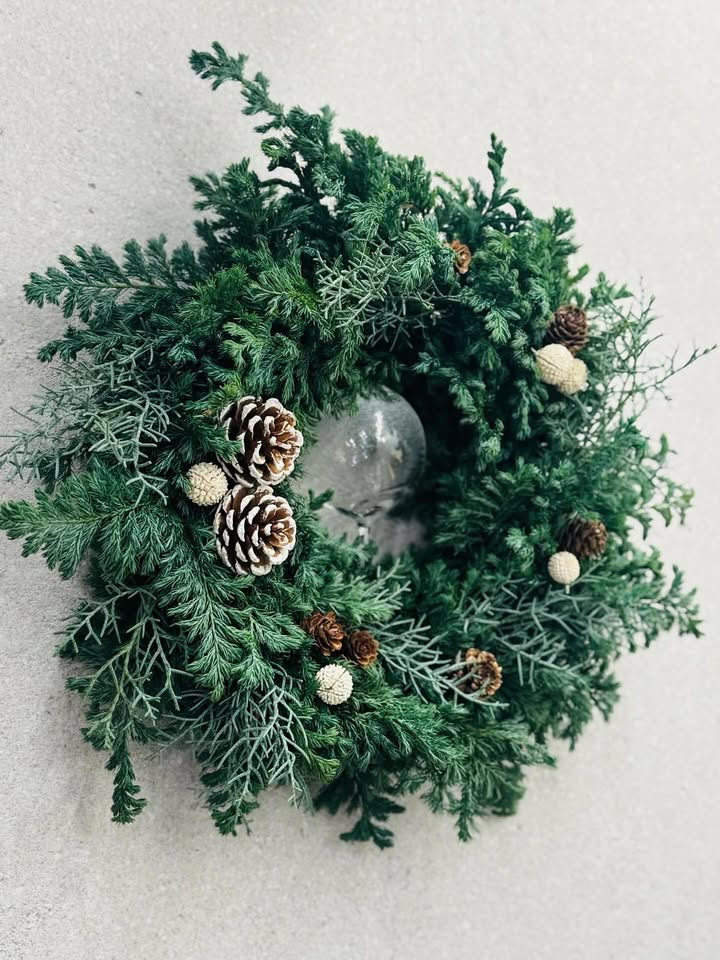 第23回GLASS AND FLOWER2025がiinonaho glass galleryで開催、針葉樹クリスマスリースとアンジェリカ模様のガラスオーナメント制作が香り豊かな冬の体験に