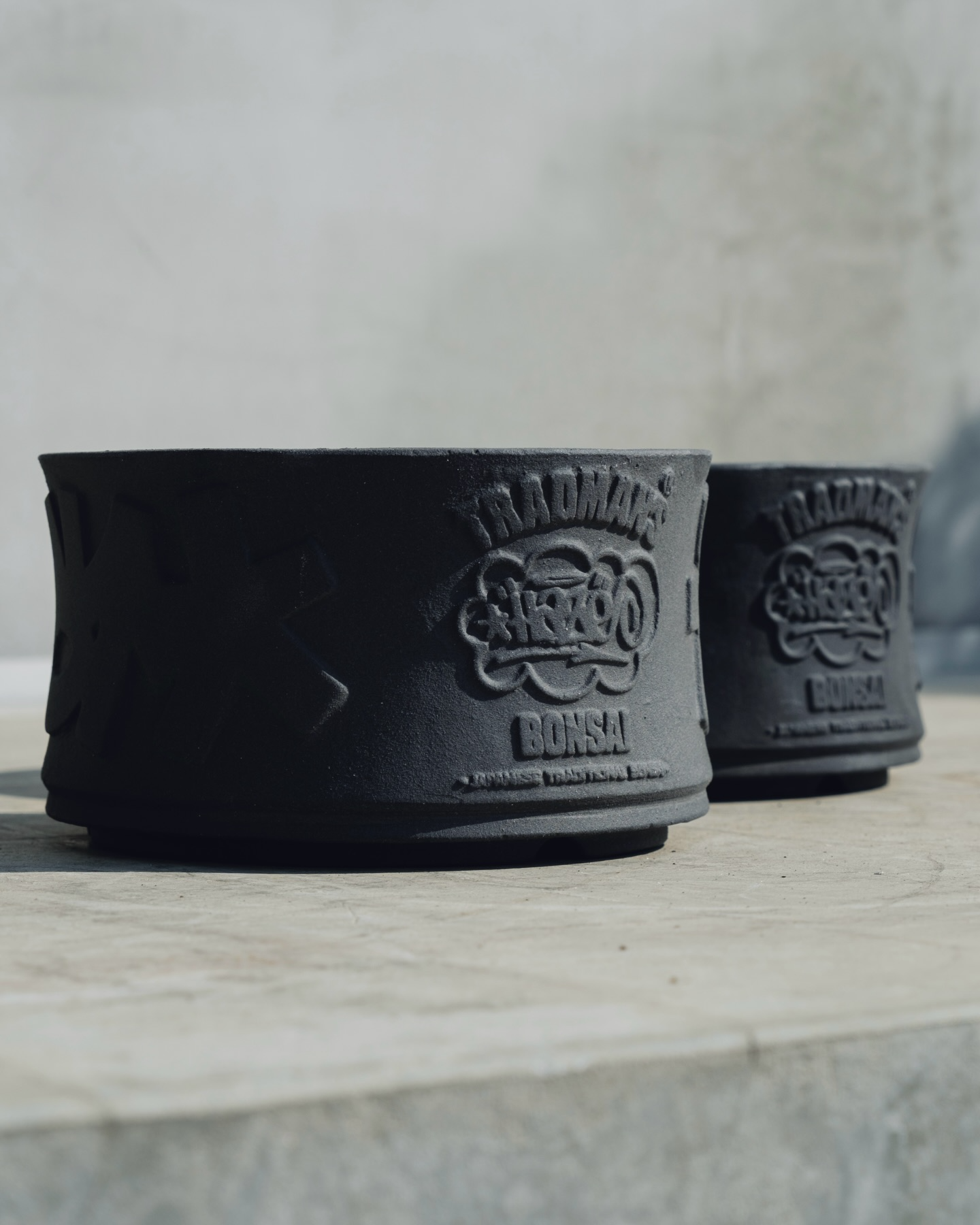 ERIC HAZEがTRADMAN'S BONSAIと展示開催、丸の内でコラボ盆栽鉢とアートを発表 - リーフラ編集部